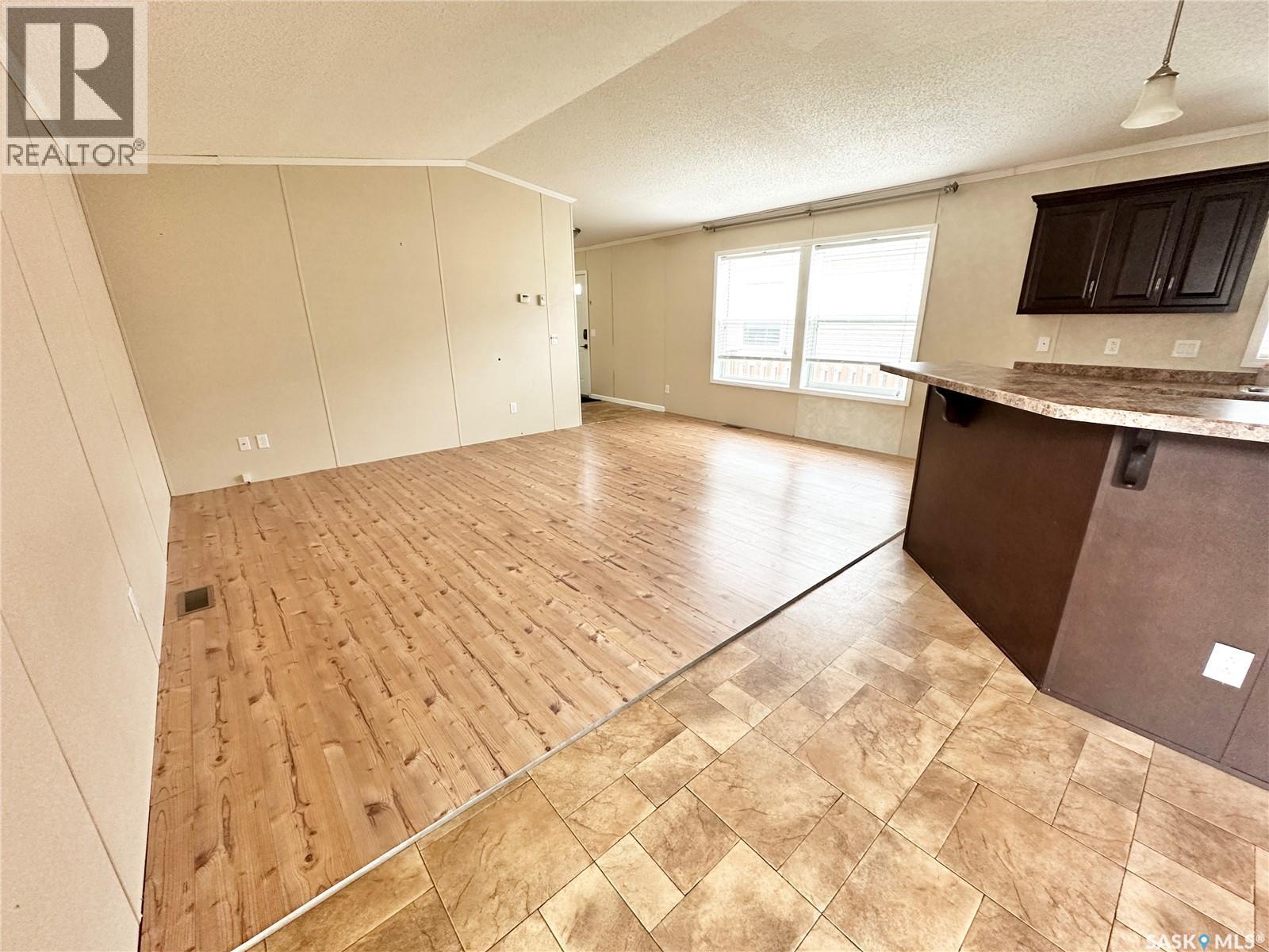 222 Brownlee Street, Weyburn, Saskatchewan  S4H 3P4 - Photo 7 - SK015503