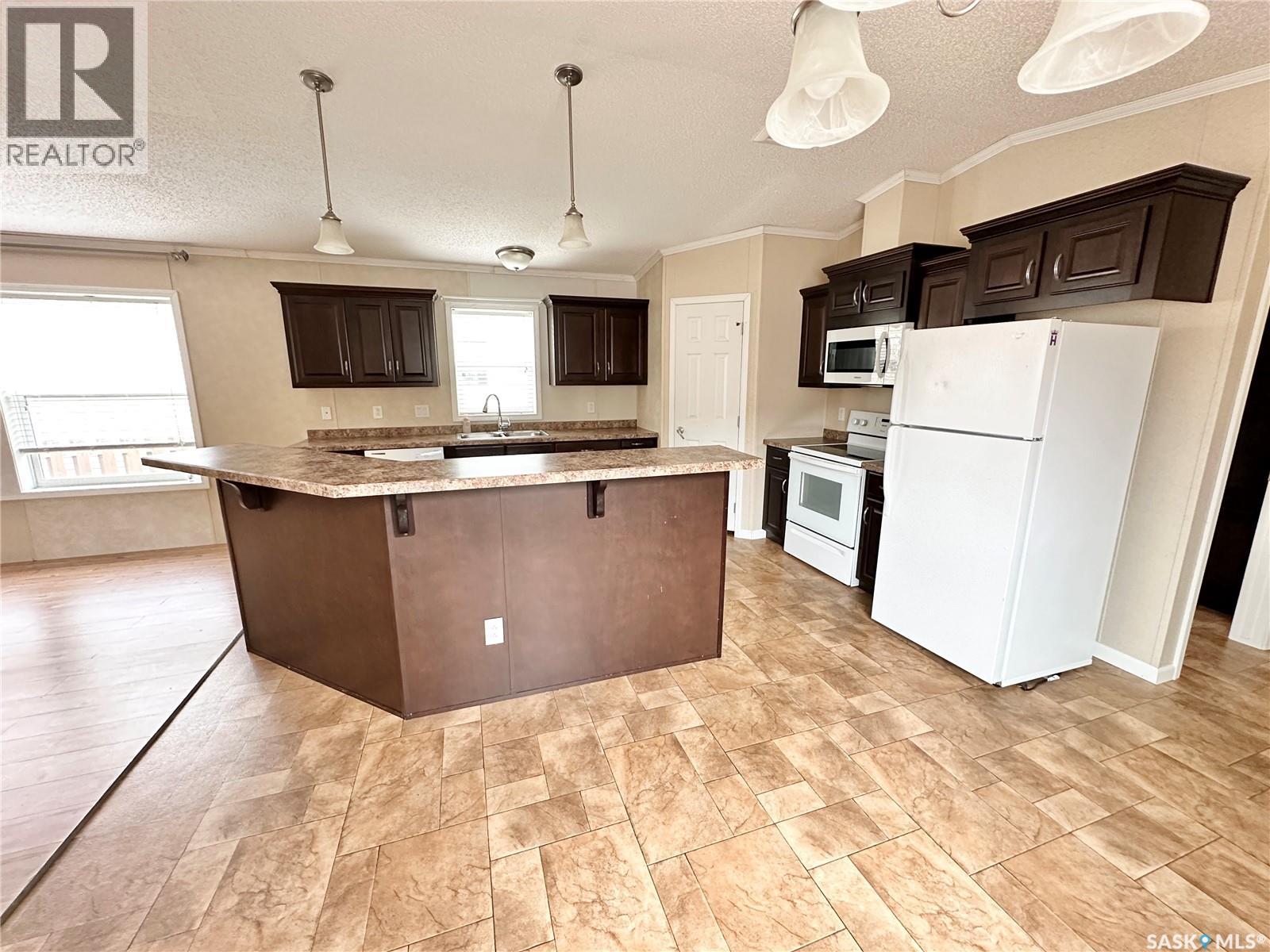 222 Brownlee Street, Weyburn, Saskatchewan  S4H 3P4 - Photo 8 - SK015503