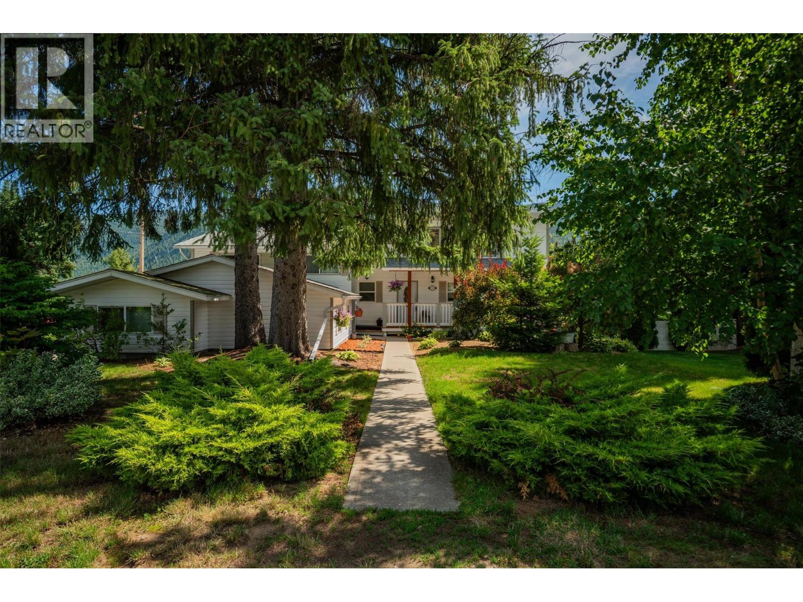 3101 4th Avenue, Castlegar, British Columbia  V1N 2S5 - Photo 1 - 10359224