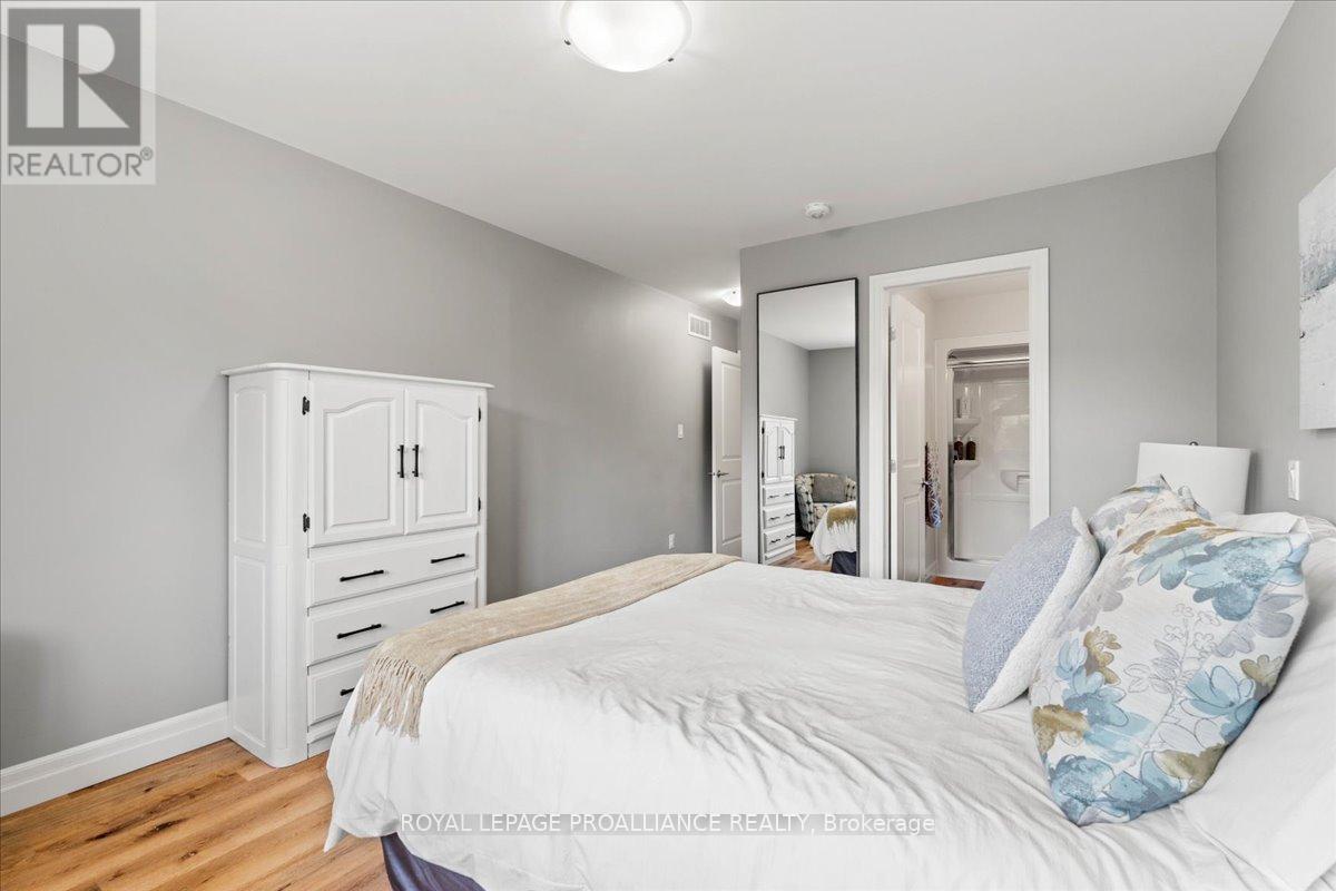 39 Hillside Meadow Drive, Quinte West, Ontario  K8V 0J5 - Photo 19 - X12342047