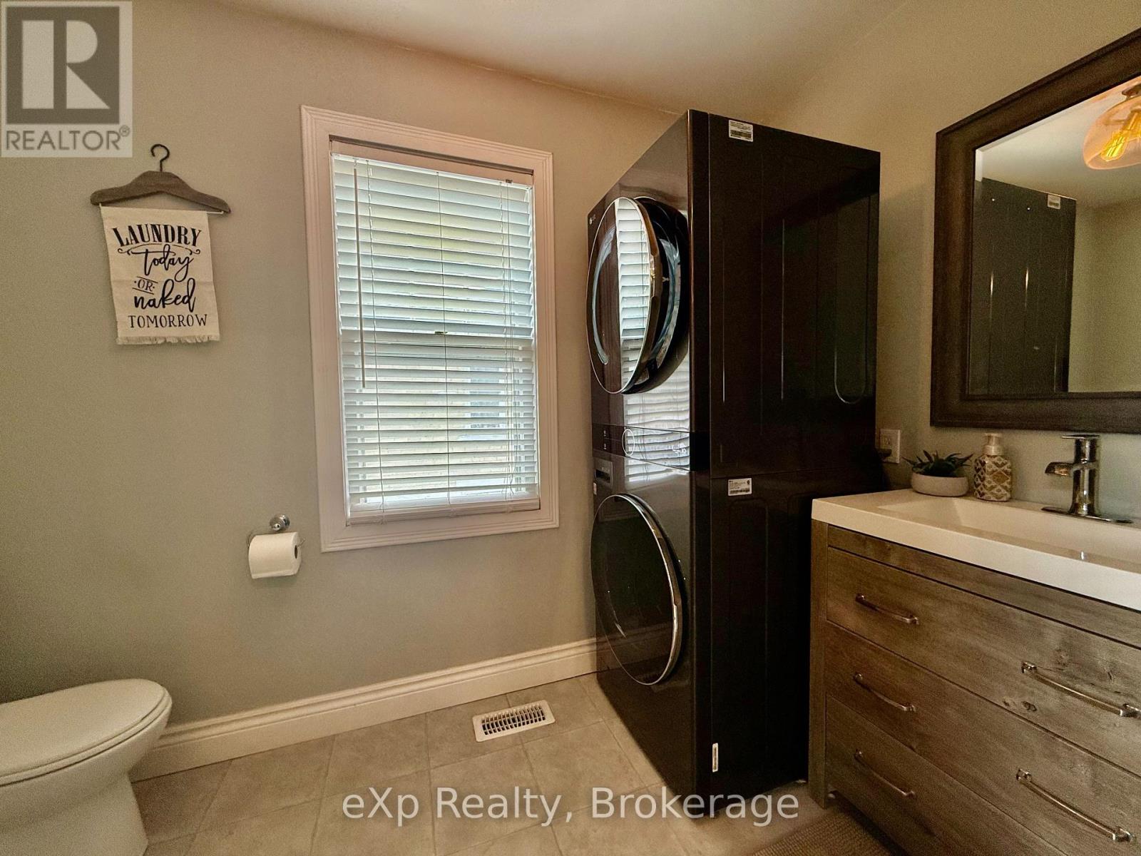 605 10th Avenue, Hanover, Ontario  N4N 2P6 - Photo 10 - X12342004