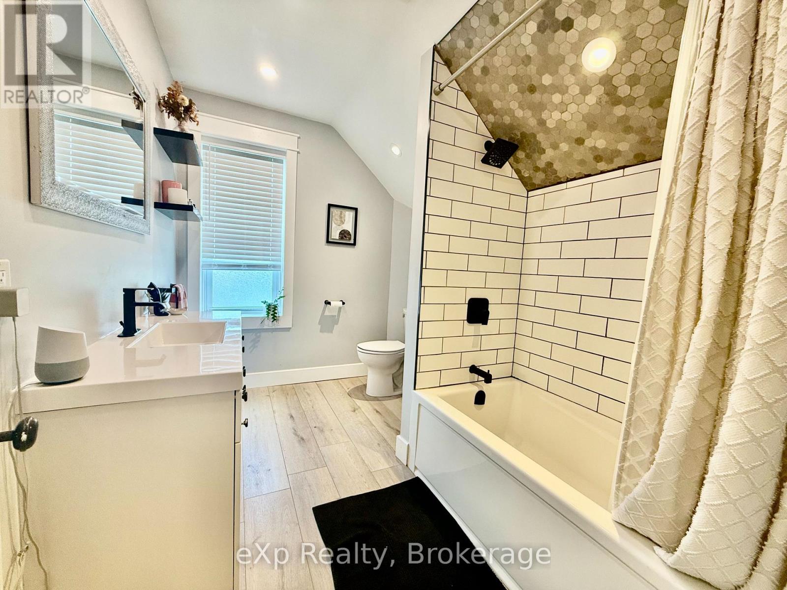 605 10th Avenue, Hanover, Ontario  N4N 2P6 - Photo 11 - X12342004