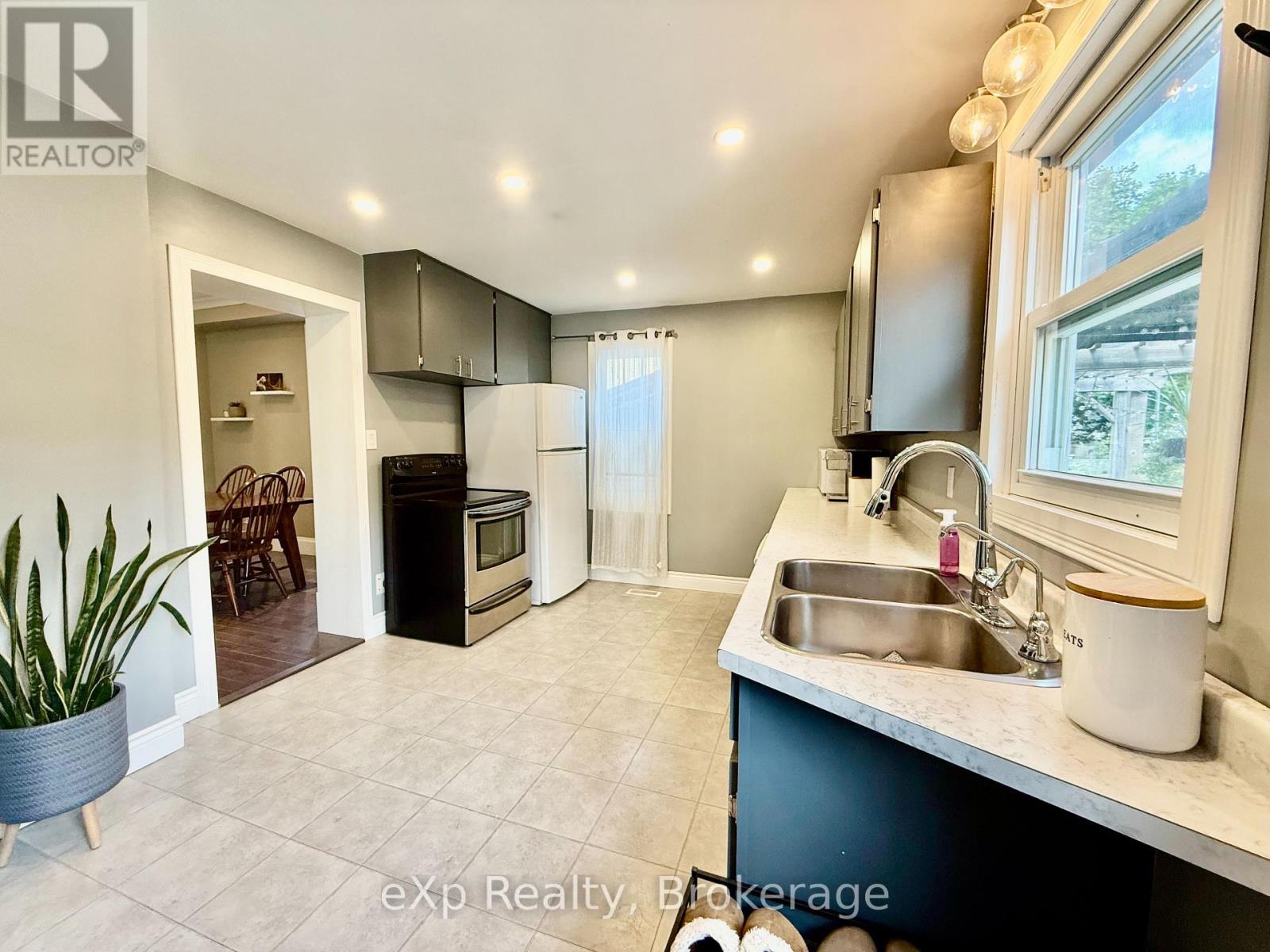 605 10th Avenue, Hanover, Ontario  N4N 2P6 - Photo 8 - X12342004