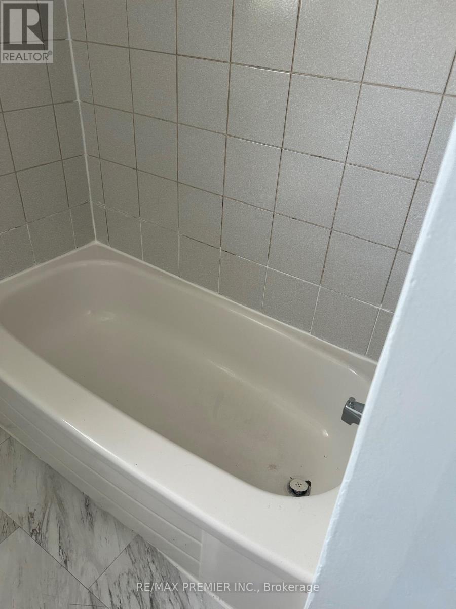 19 Barwell Crescent, Toronto, Ontario  M9W 2W4 - Photo 3 - W12338189