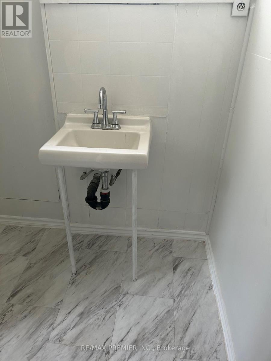 19 Barwell Crescent, Toronto, Ontario  M9W 2W4 - Photo 6 - W12338189