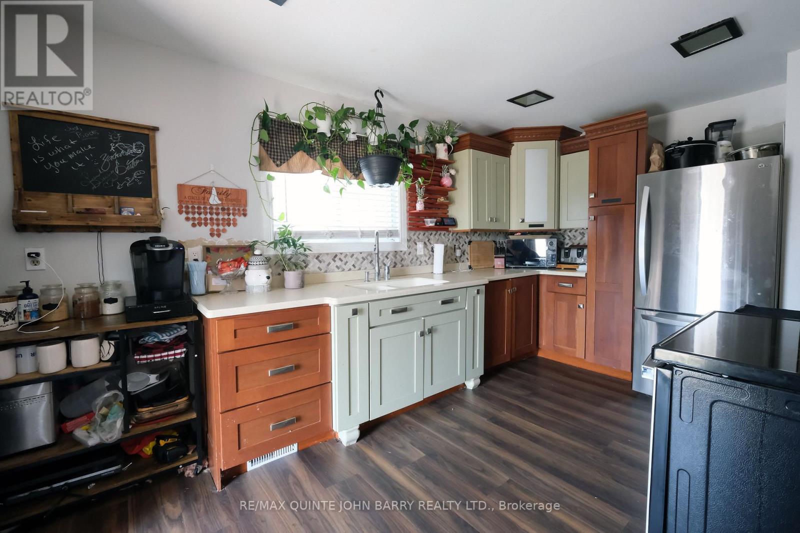 14 Harriet Street, Quinte West, Ontario  K8V 4L4 - Photo 4 - X12342071