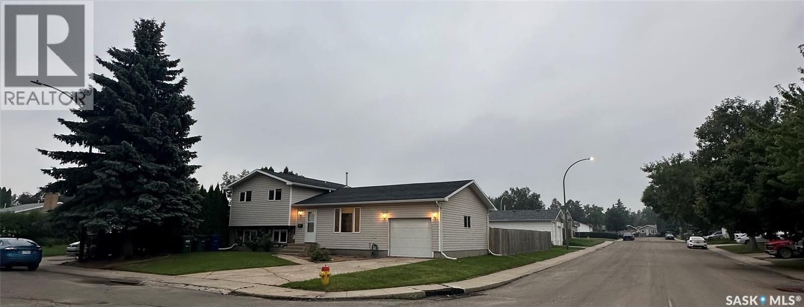 Property at 201 Haviland CRESCENT image 2