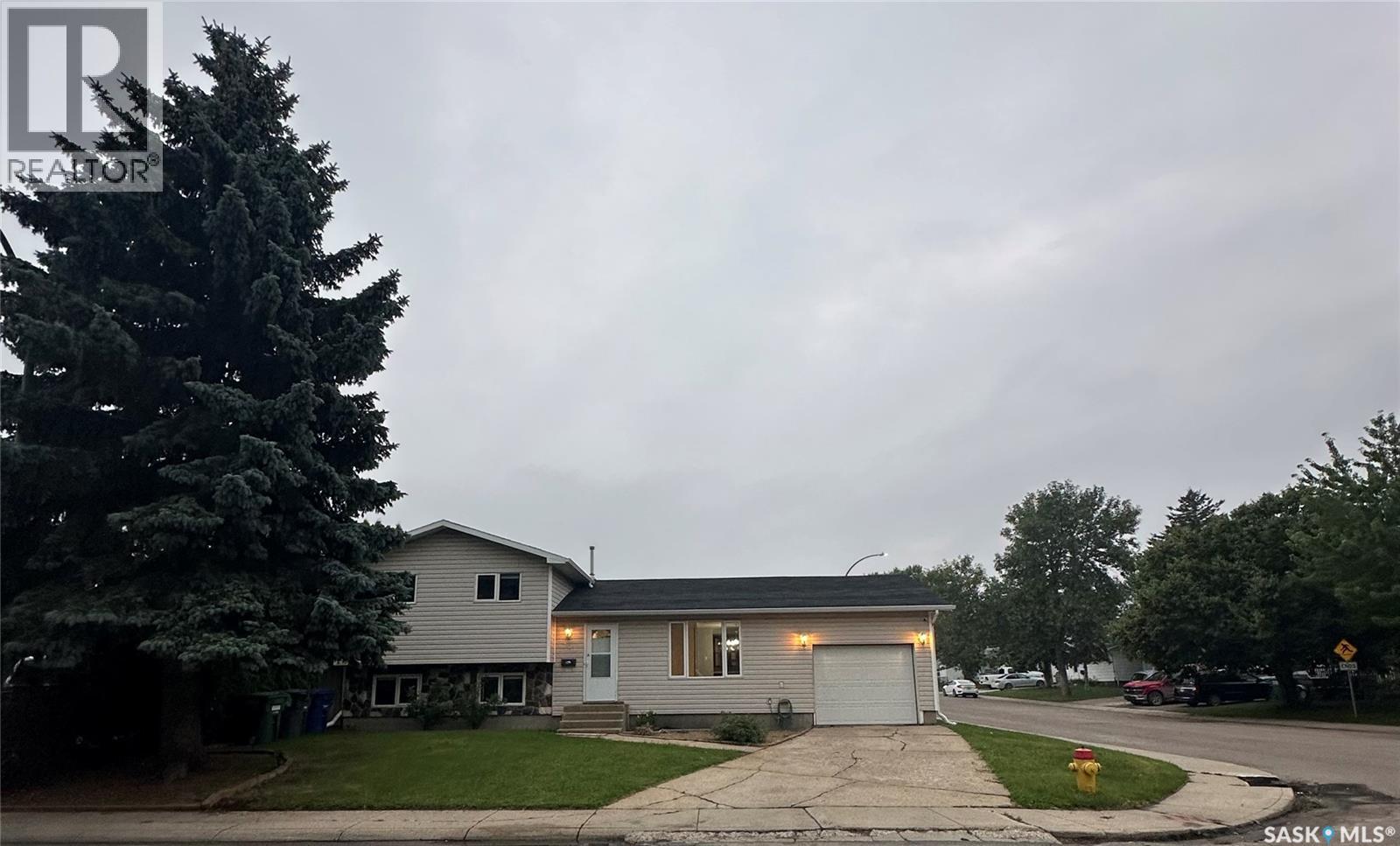 Property at 201 Haviland CRESCENT image 3