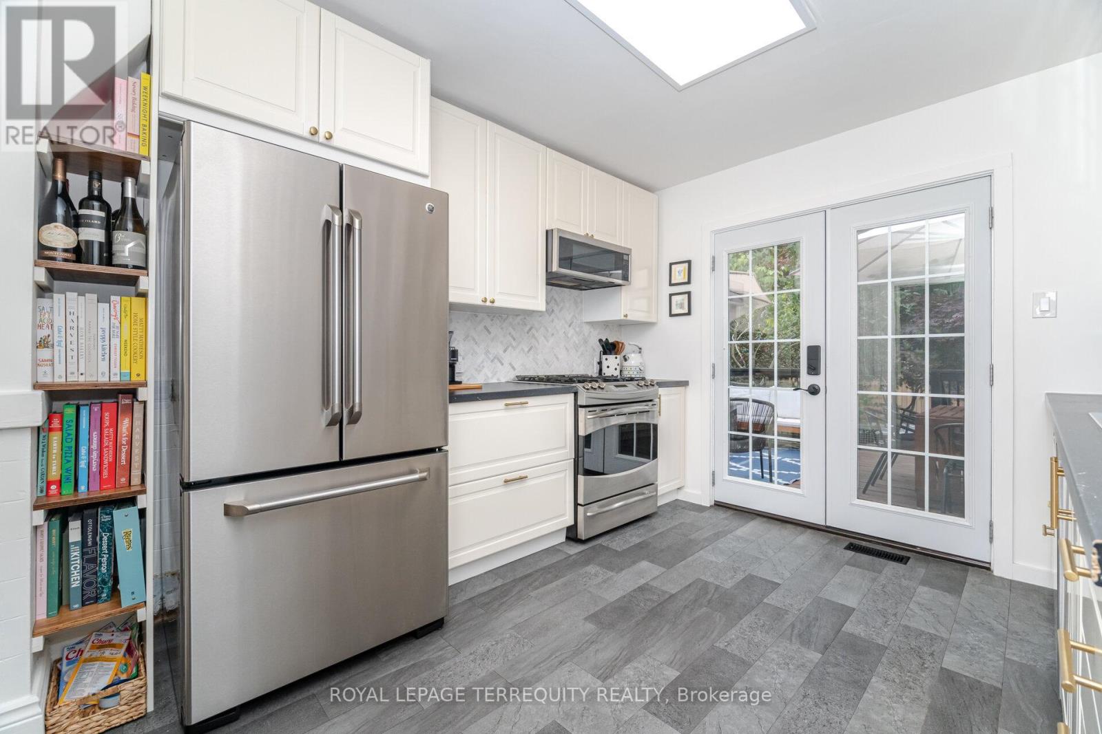 261 Homewood Avenue, Hamilton (Kirkendall), Ontario  L8P 2M7 - Photo 13 - X12342189