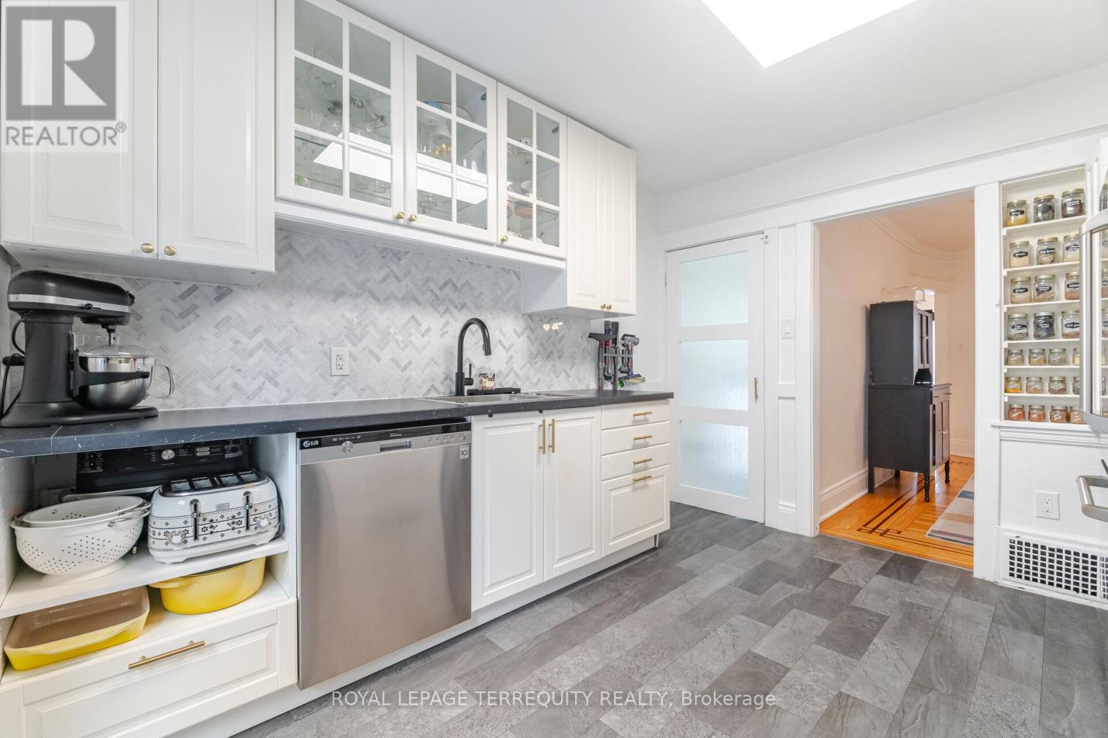 261 Homewood Avenue, Hamilton (Kirkendall), Ontario  L8P 2M7 - Photo 14 - X12342189