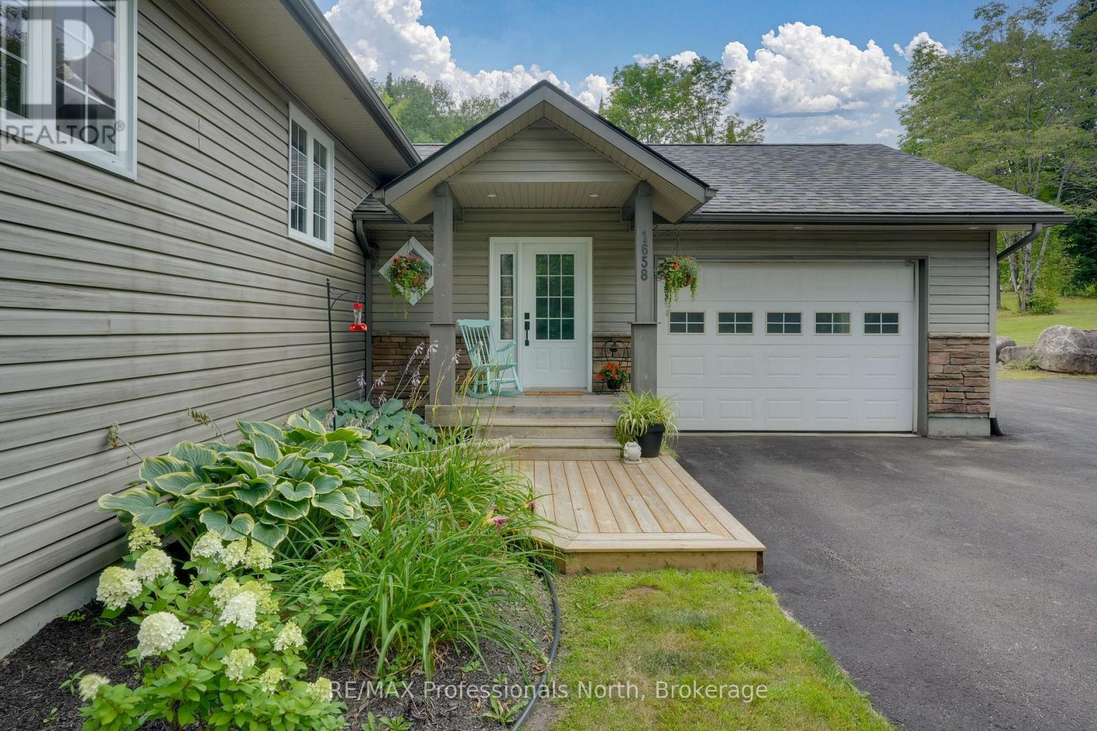 1658 60 Highway, Huntsville, Ontario  P1H 1A2 - Photo 2 - X12342266