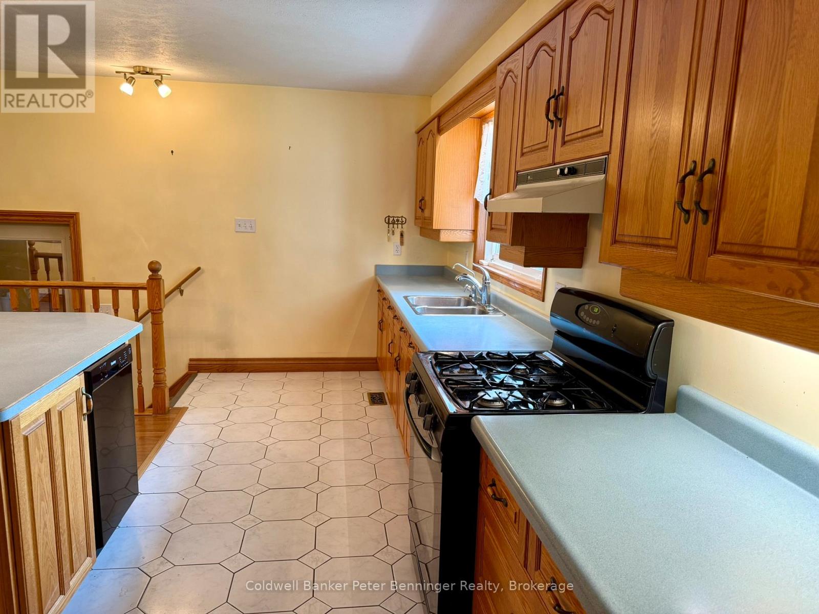 12 Mullen Drive, Brockton, Ontario  N0G 2V0 - Photo 8 - X12342373