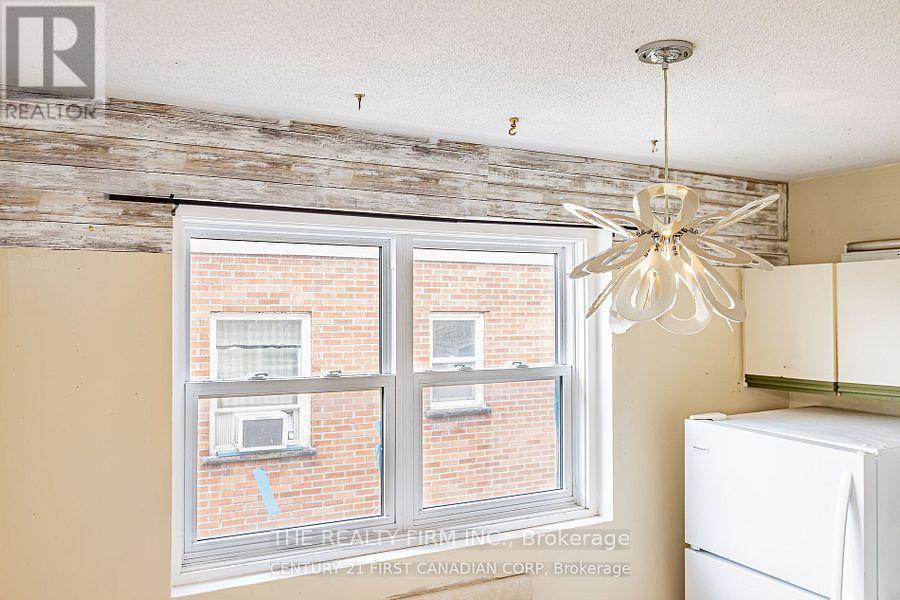 136 Elmwood Avenue E, London South, Ontario  N6C 1J6 - Photo 10 - X12342381