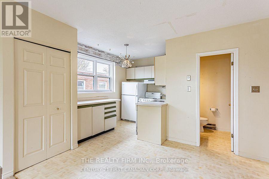 136 Elmwood Avenue E, London South, Ontario  N6C 1J6 - Photo 11 - X12342381