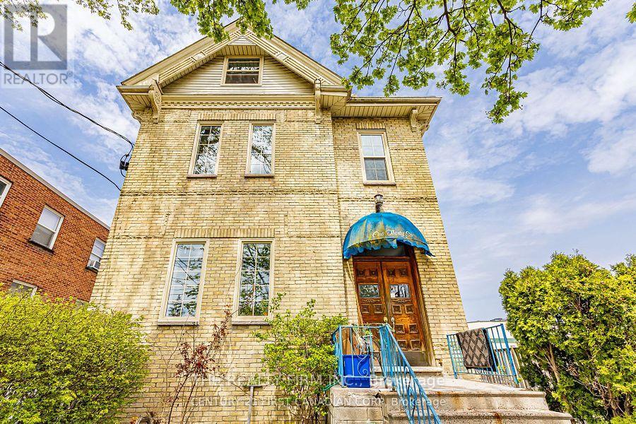 136 Elmwood Avenue E, London South, Ontario  N6C 1J6 - Photo 2 - X12342381
