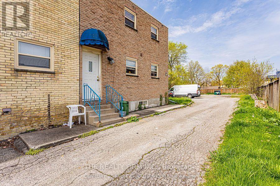 136 Elmwood Avenue E, London South, Ontario  N6C 1J6 - Photo 22 - X12342381
