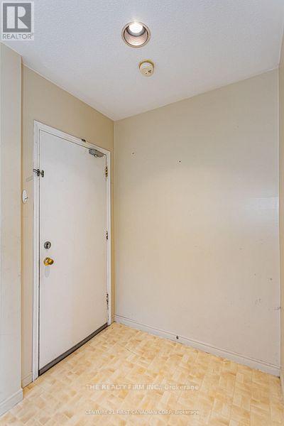 136 Elmwood Avenue E, London South, Ontario  N6C 1J6 - Photo 6 - X12342381