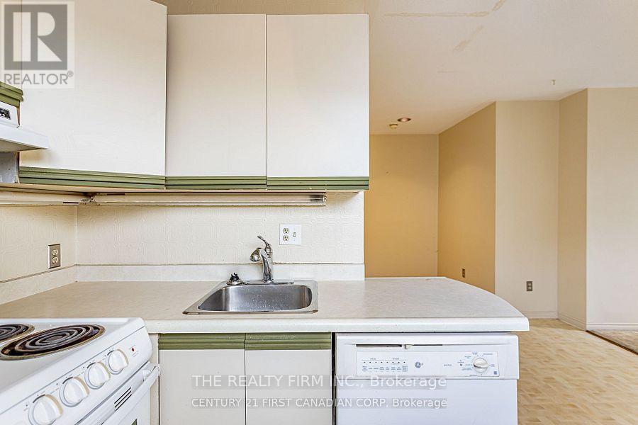 136 Elmwood Avenue E, London South, Ontario  N6C 1J6 - Photo 8 - X12342381
