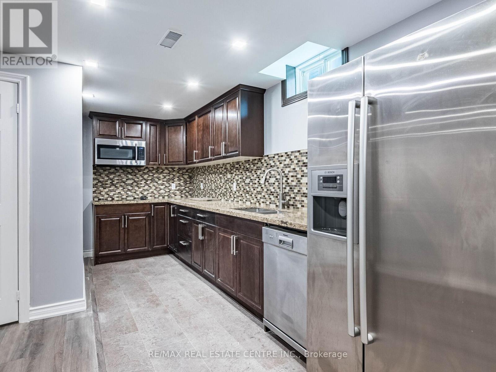 3121 Clipperton Drive, Mississauga, Ontario L5M 0C2 - Photo 10 - W12342239