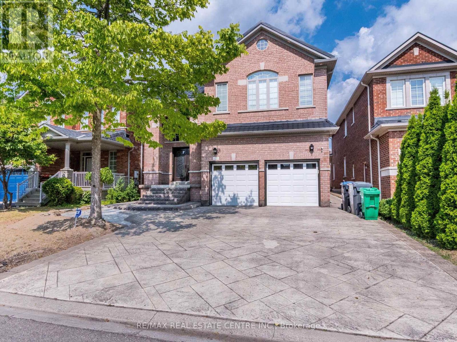 3121 Clipperton Drive, Mississauga, Ontario L5M 0C2 - Photo 2 - W12342239