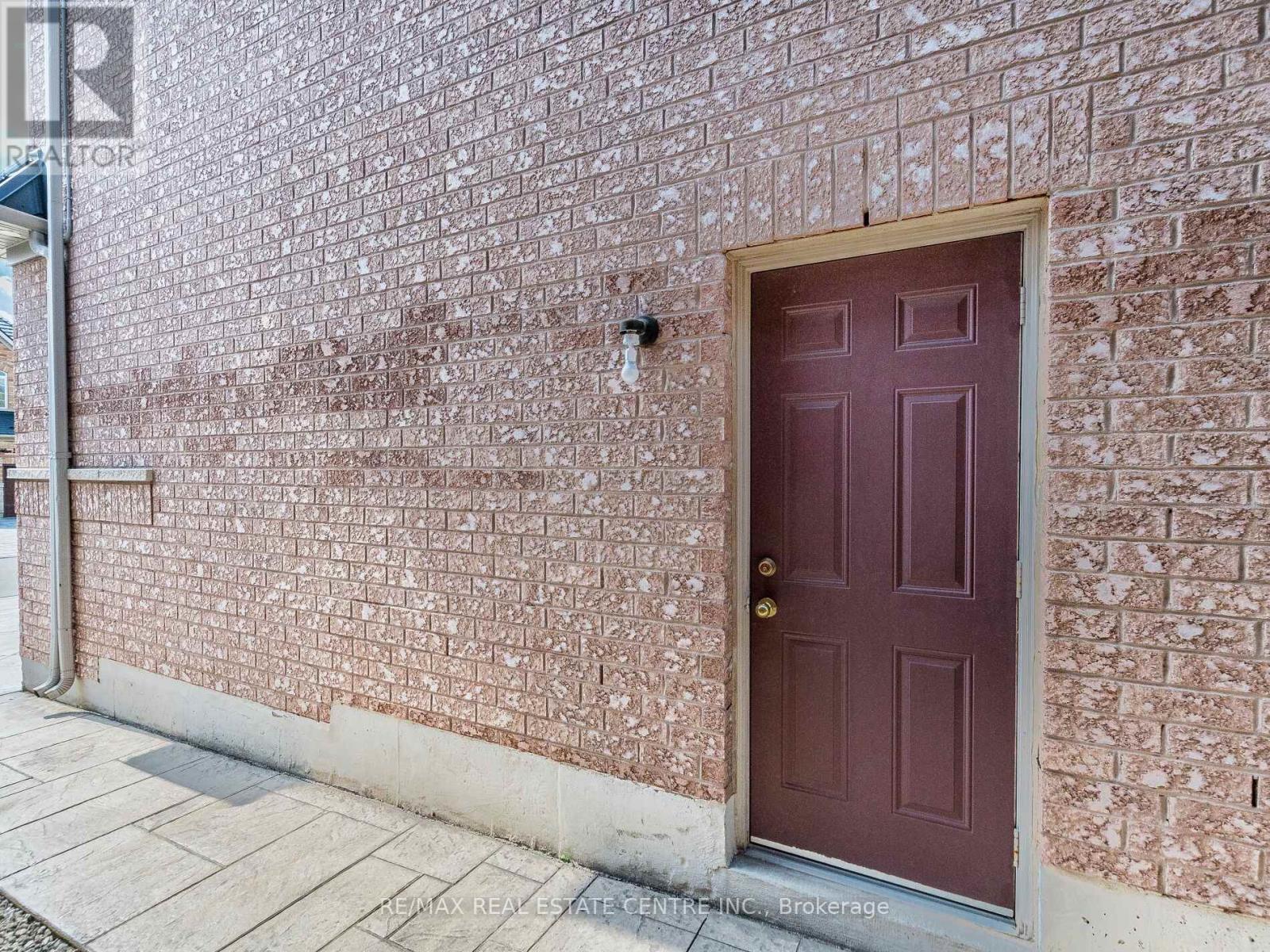 3121 Clipperton Drive, Mississauga, Ontario L5M 0C2 - Photo 3 - W12342239