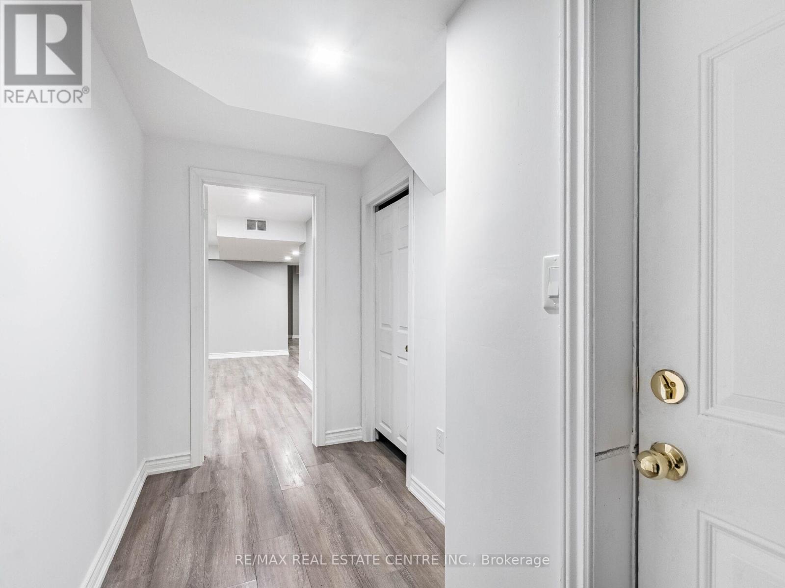 3121 Clipperton Drive, Mississauga, Ontario L5M 0C2 - Photo 4 - W12342239