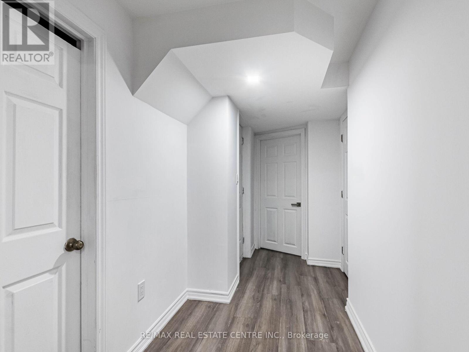 3121 Clipperton Drive, Mississauga, Ontario L5M 0C2 - Photo 5 - W12342239