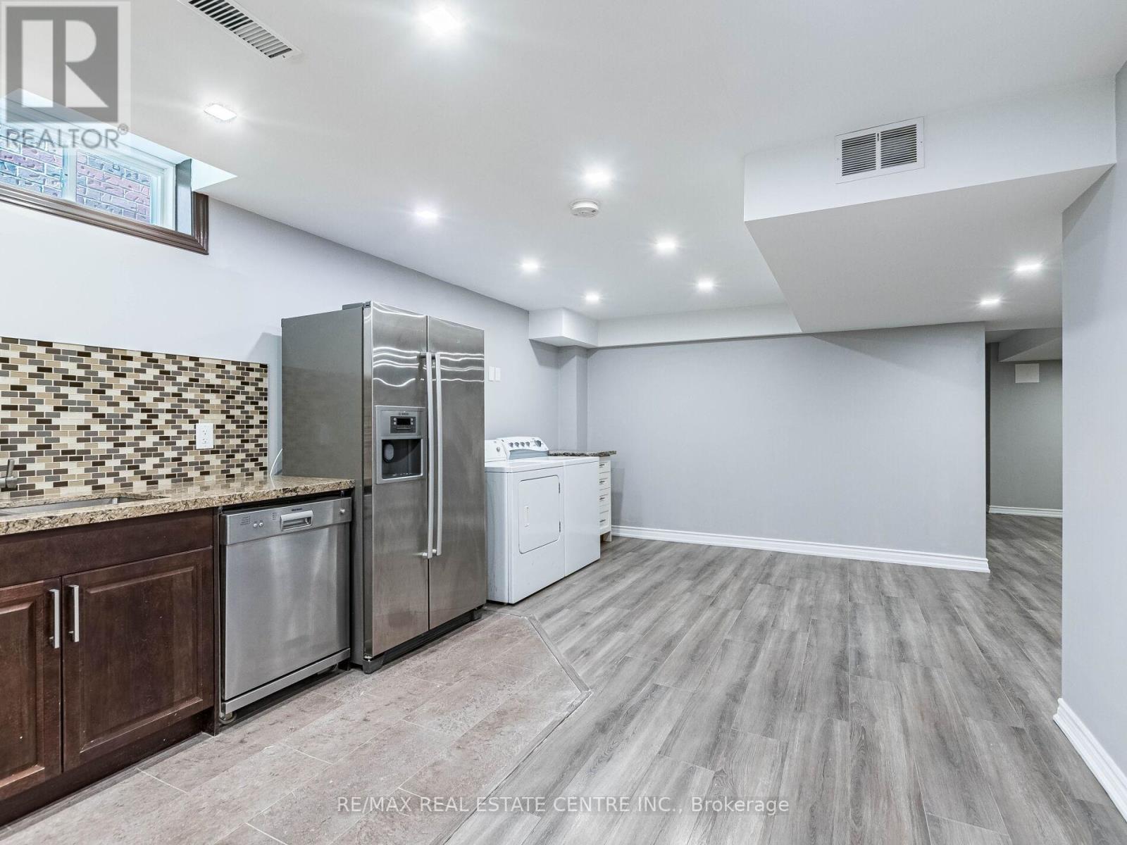 3121 Clipperton Drive, Mississauga, Ontario L5M 0C2 - Photo 6 - W12342239