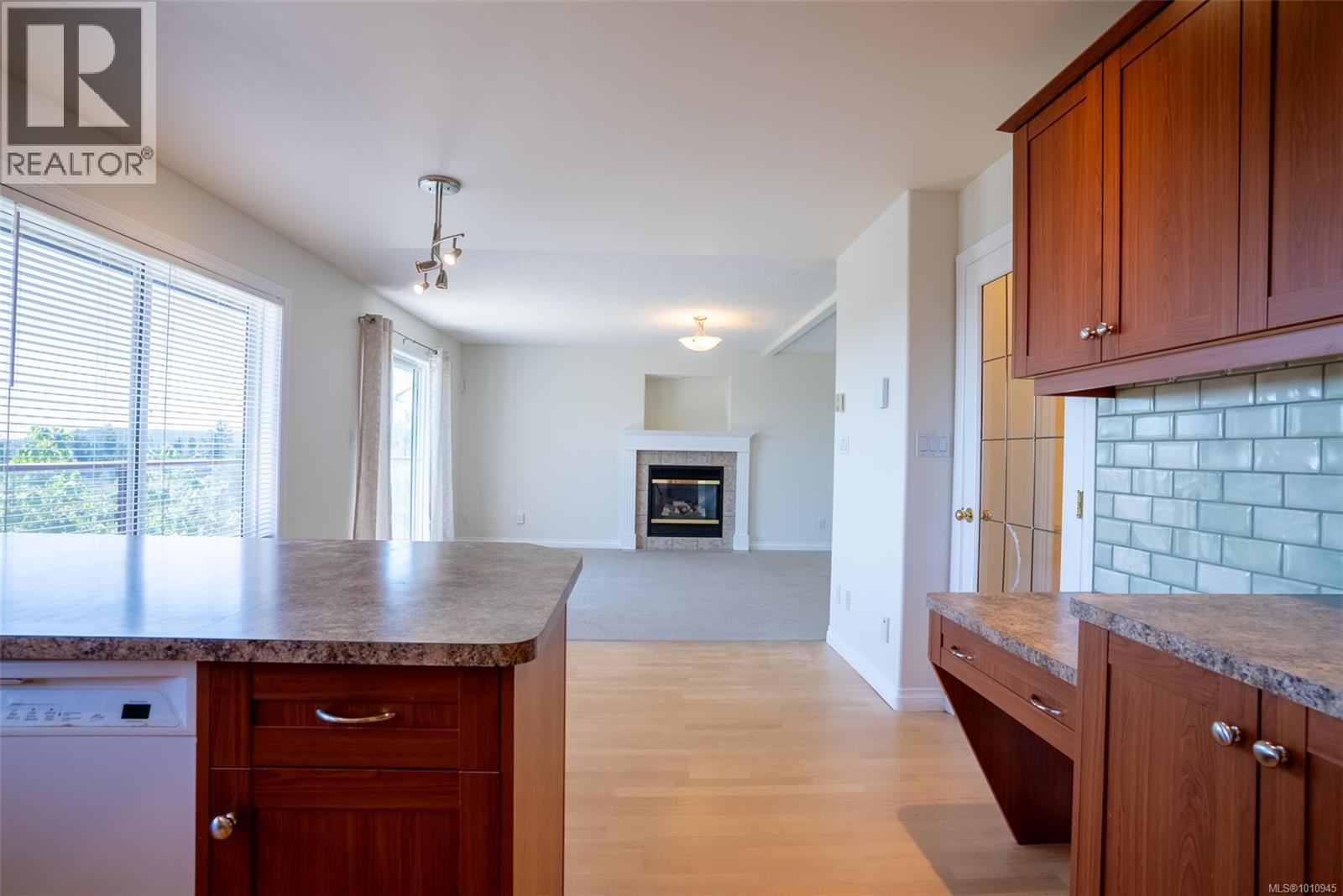 Property at 2562 Crystalview Dr image 3