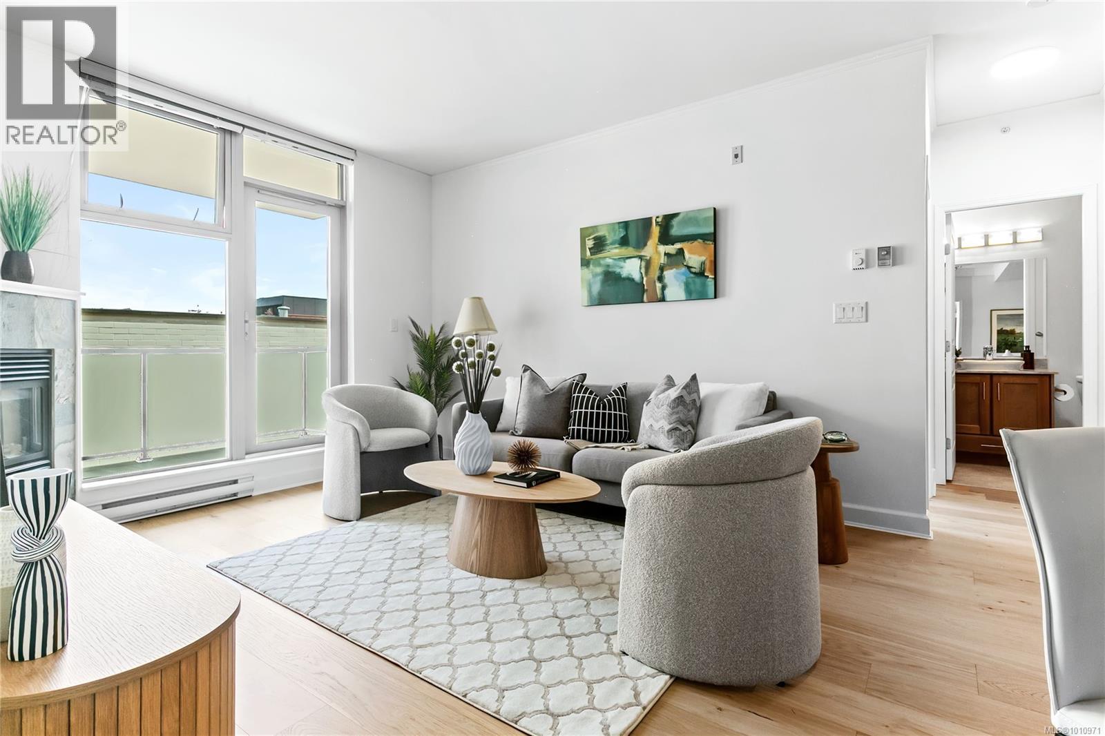 212 225 Menzies St, Victoria, British Columbia V8V 2G6 - Photo 2 - 1010971