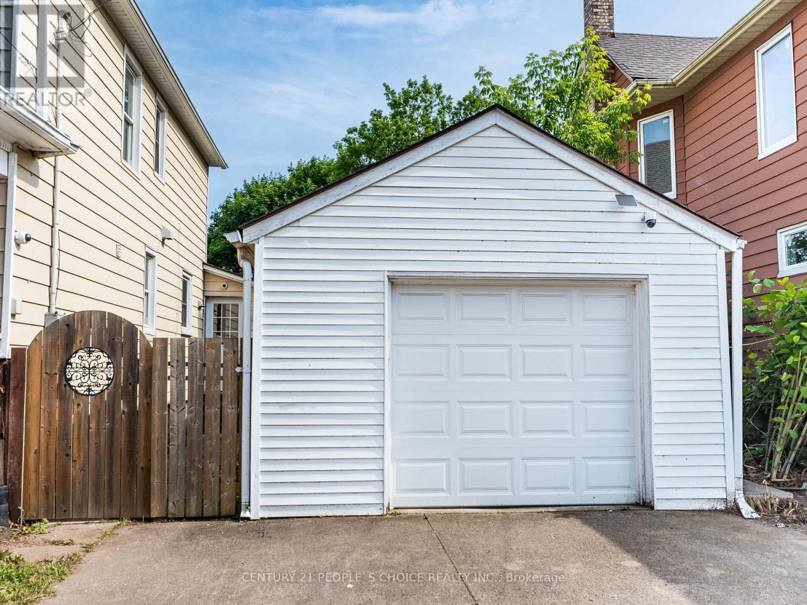 5001 Kitchener Street, Niagara Falls, Ontario  L2G 1A9 - Photo 3 - X12342353