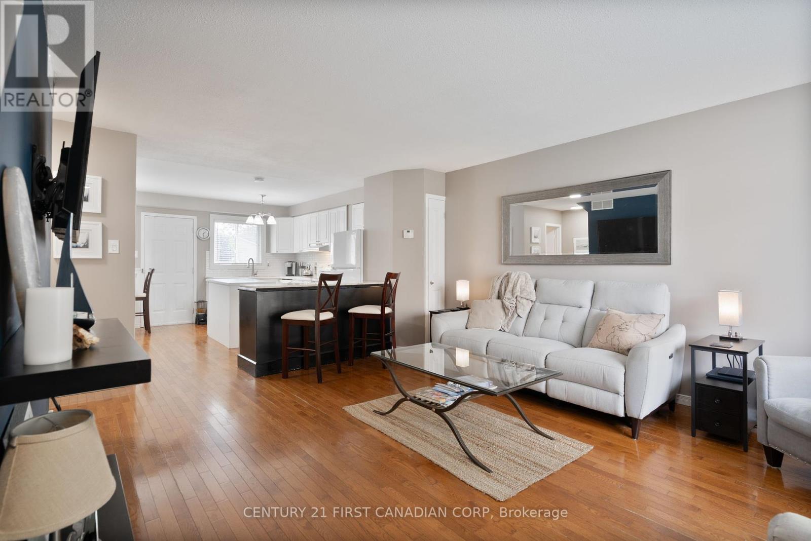 Property at 21 - 320 WESTMINSTER AVENUE image 3