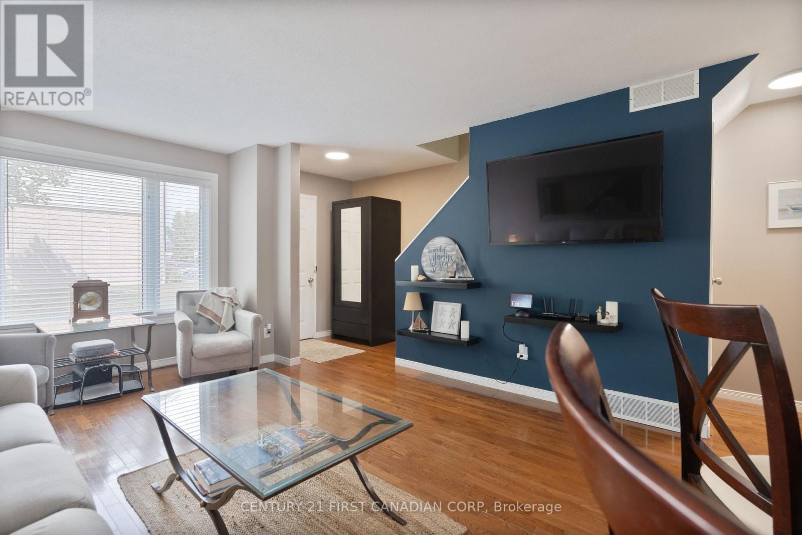 Property at 21 - 320 WESTMINSTER AVENUE image 4