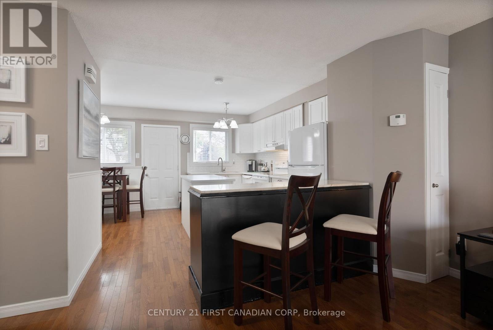 Property at 21 - 320 WESTMINSTER AVENUE image 5