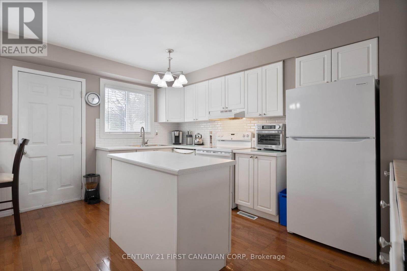 21 - 320 Westminster Avenue, London South, Ontario  N6C 5H5 - Photo 6 - X12342558