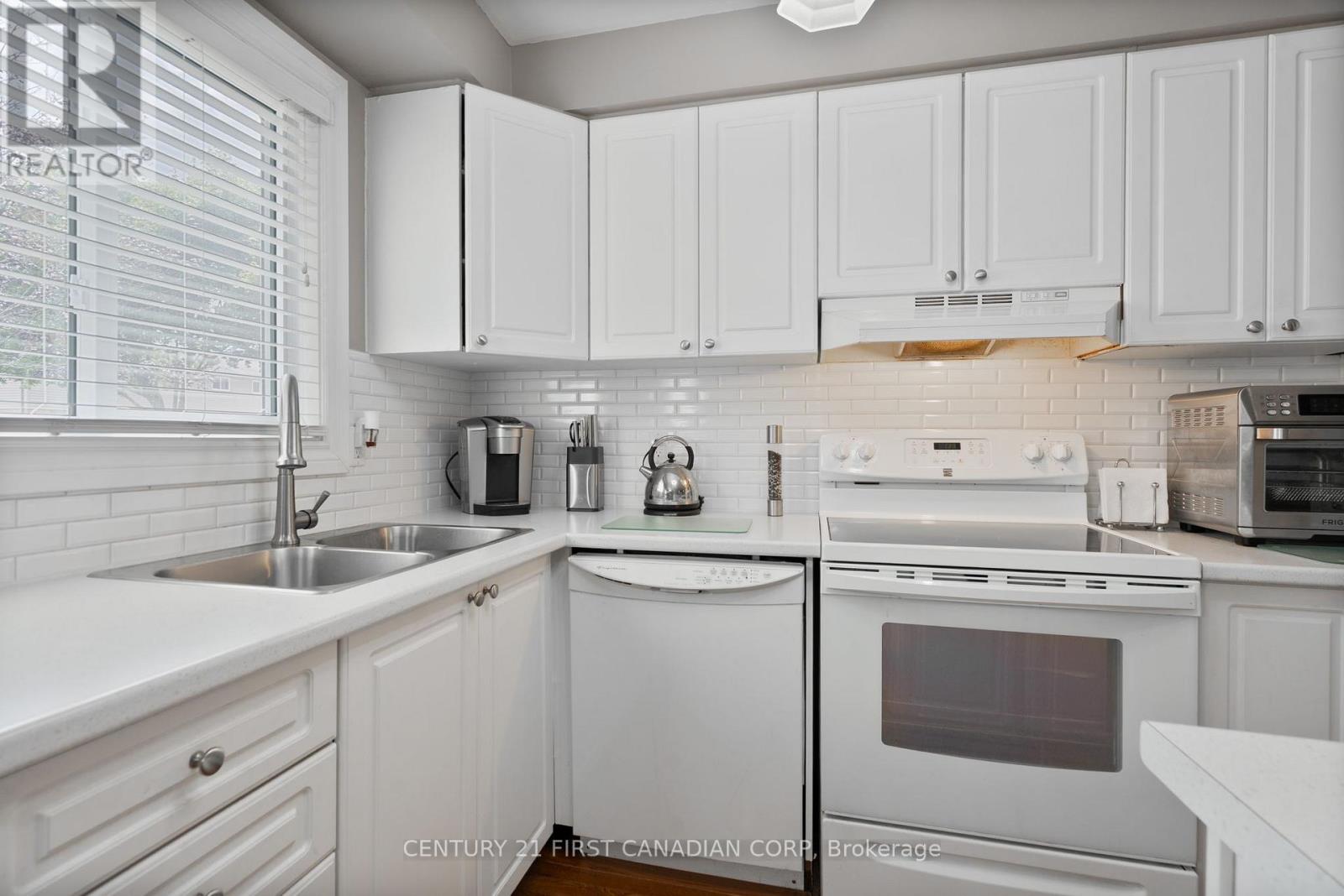 21 - 320 Westminster Avenue, London South, Ontario  N6C 5H5 - Photo 8 - X12342558