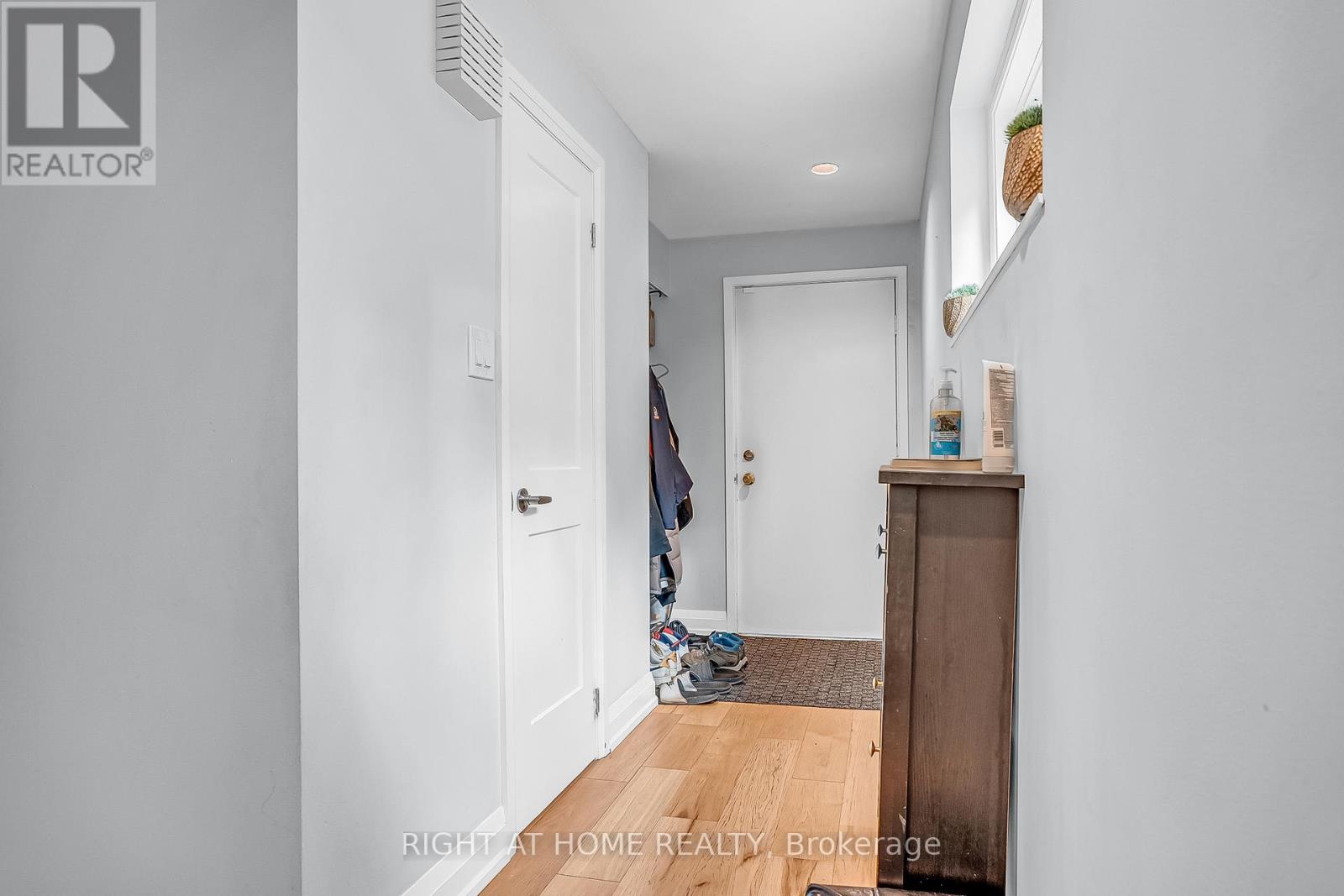 6824 Avila Road, Mississauga, Ontario  L5N 1R8 - Photo 3 - W12342444