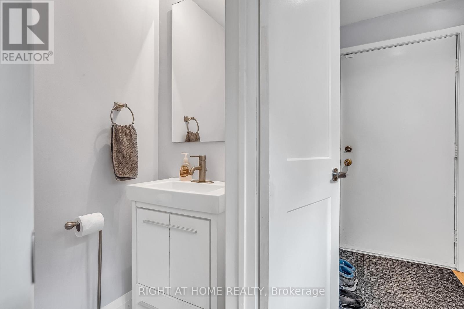 6824 Avila Road, Mississauga, Ontario  L5N 1R8 - Photo 4 - W12342444