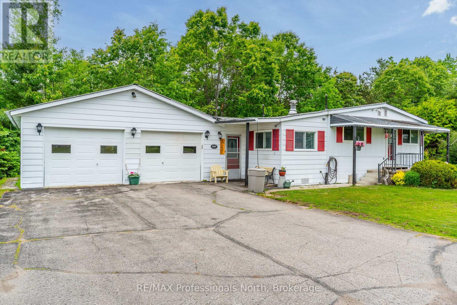 1025 Seventh Lane, Minden Hills, Ontario  K0M 2K0 - Photo 2 - X12342515