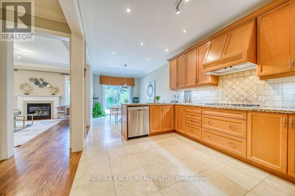 166 Townsgate Drive, Vaughan (Crestwood-Springfarm-Yorkhill), Ontario  L4J 8J5 - Photo 13 - N12342473