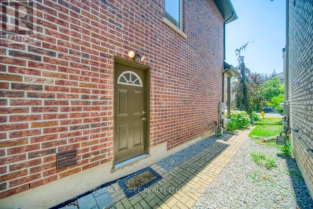 166 Townsgate Drive, Vaughan (Crestwood-Springfarm-Yorkhill), Ontario  L4J 8J5 - Photo 32 - N12342473