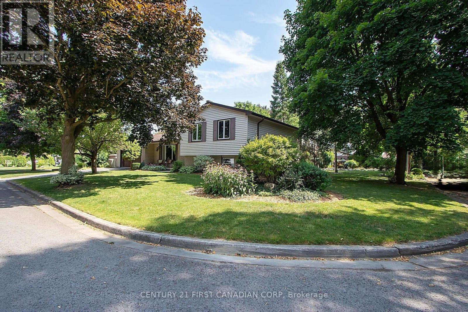 68 Nottinghill Crescent, London South, Ontario  N6K 1R2 - Photo 4 - X12342618