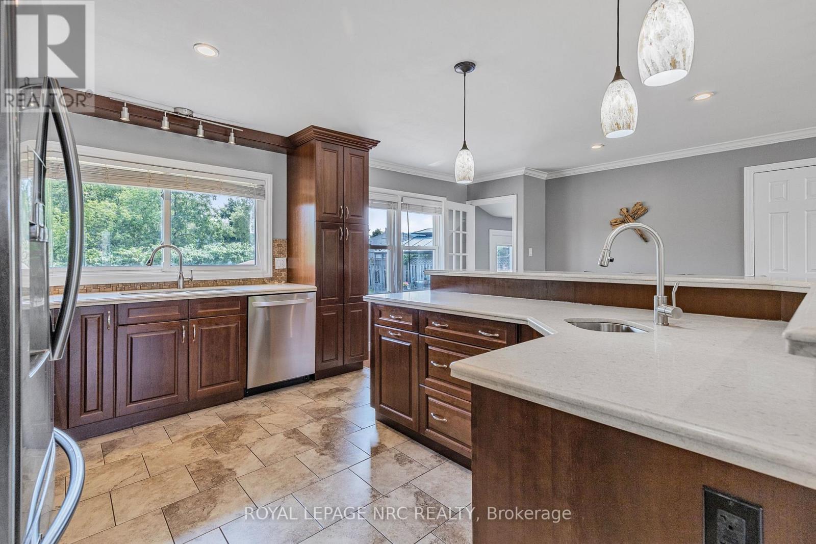 4 Cline Road, Grimsby (Grimsby West), Ontario  L3M 4B9 - Photo 6 - X12342594