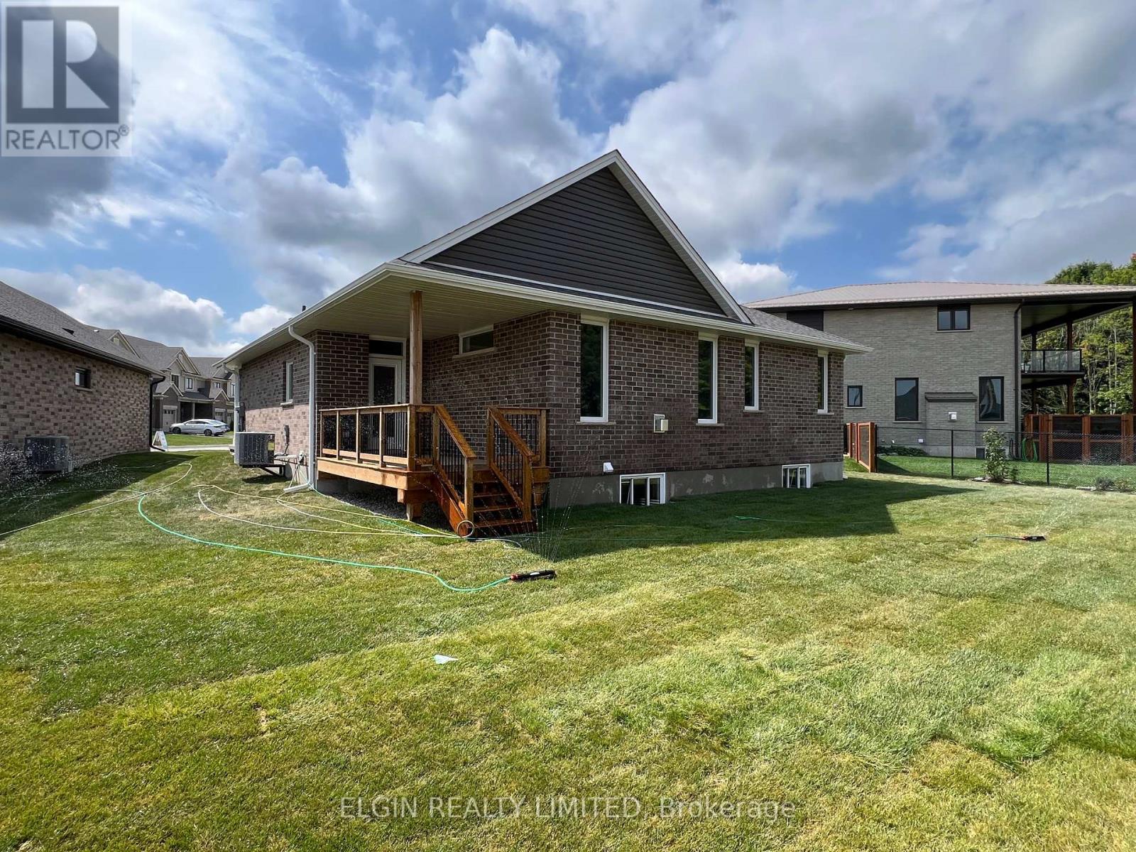 11 Dunning Way, St. Thomas, Ontario  N5R 0P7 - Photo 2 - X11989617