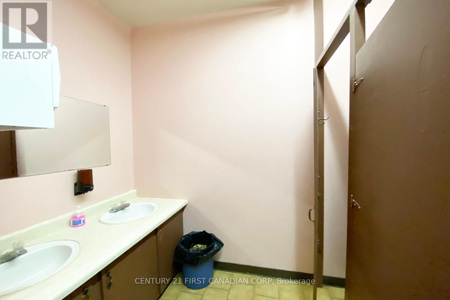 20 King Street W, Lambton Shores, Ontario  N0N 1J0 - Photo 22 - X12342655