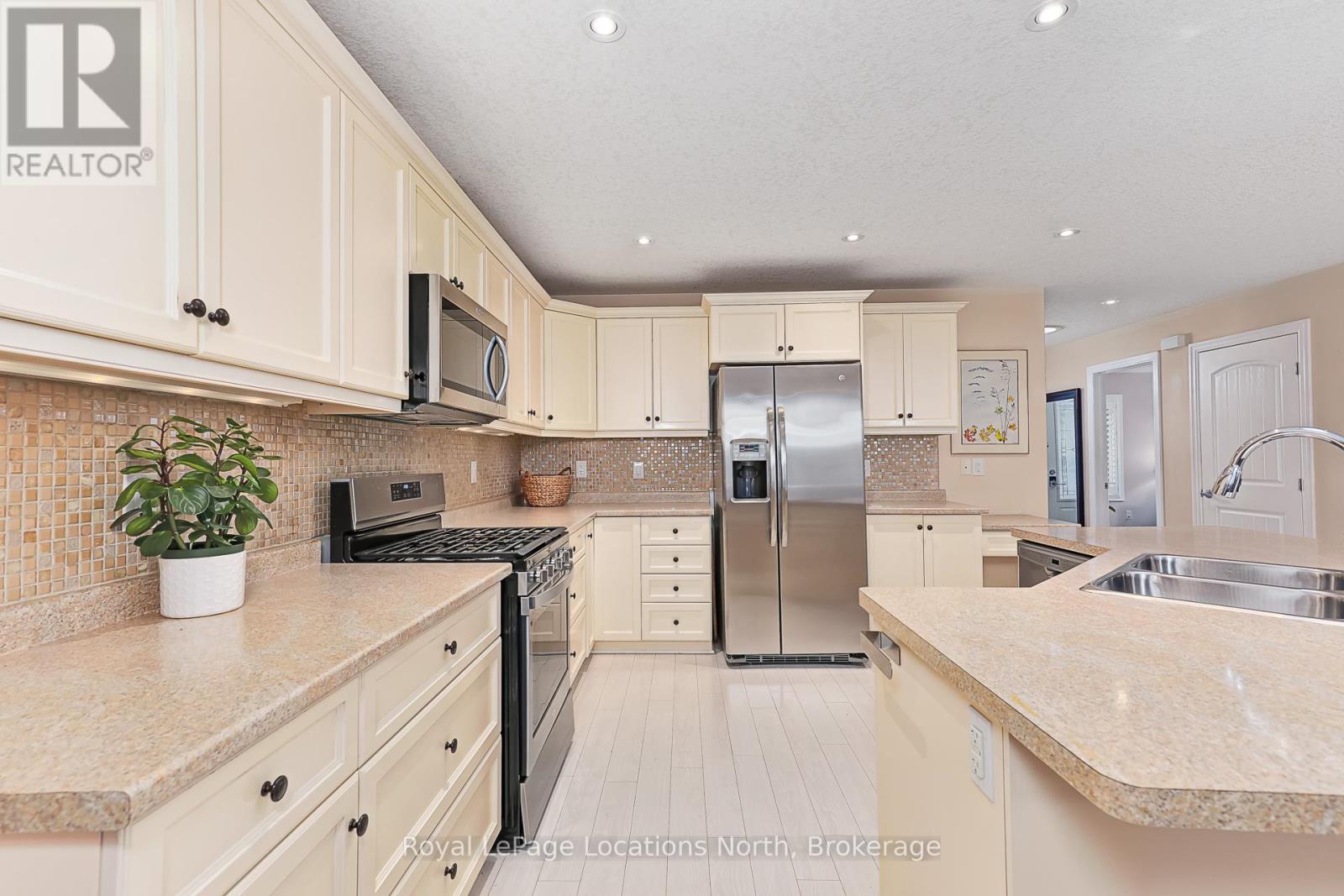 46 New York Avenue, Wasaga Beach, Ontario  L9Z 3A8 - Photo 13 - S12342654