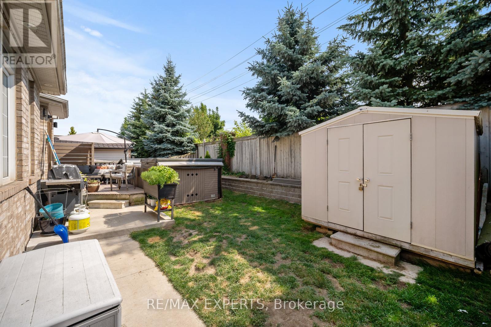 28 Dokkum Crescent, Brampton (Snelgrove), Ontario  L6Z 4T6 - Photo 33 - W12342638