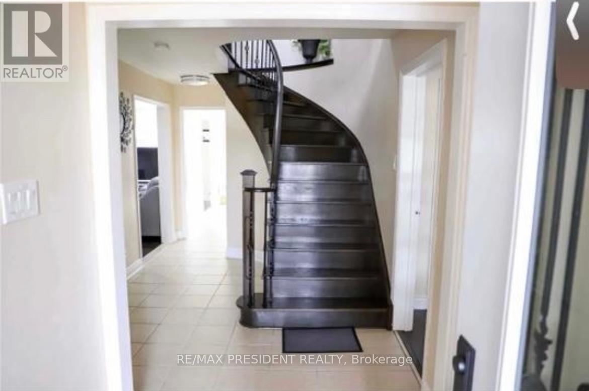 146 Havelock Drive, Brampton, Ontario  L6W 4G3 - Photo 3 - W12342305