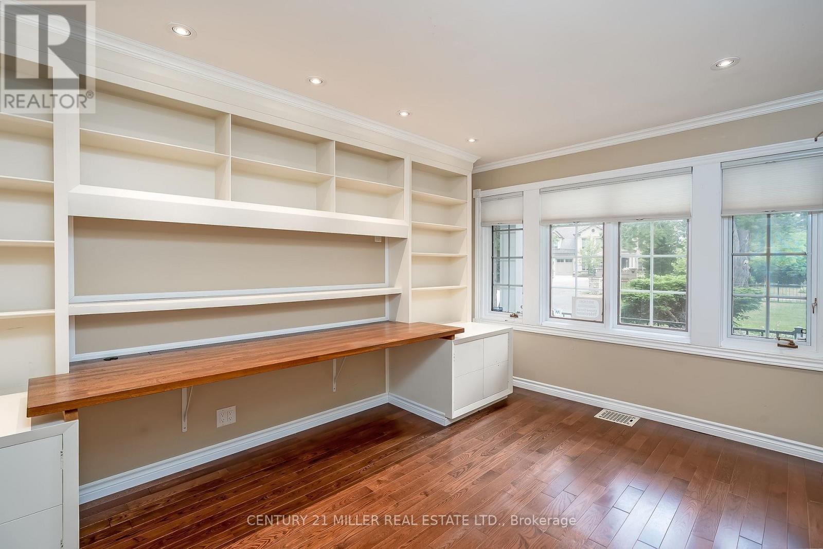 11 Colonial Crescent, Oakville, Ontario  L6J 4K8 - Photo 14 - W12342815