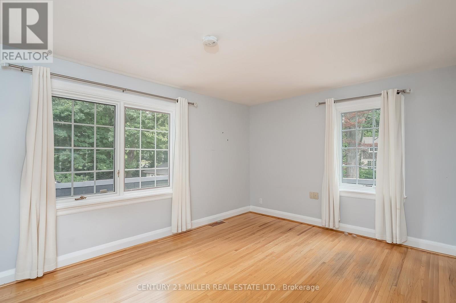 11 Colonial Crescent, Oakville, Ontario  L6J 4K8 - Photo 19 - W12342815